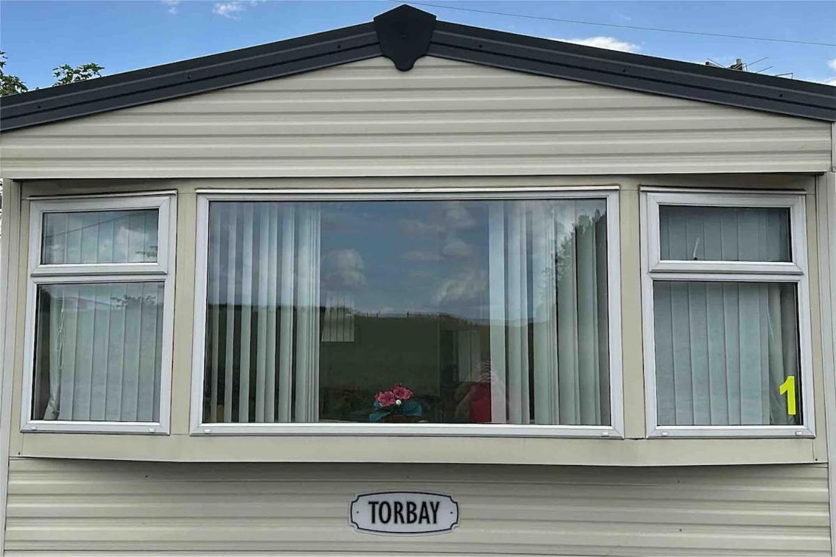 4-Bedroom Cosalt Caravan In Uddingston, Glasgow Exterior foto