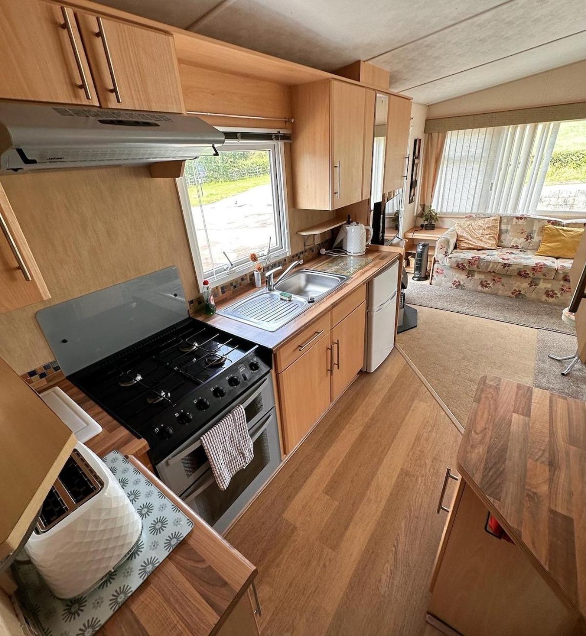 4-Bedroom Cosalt Caravan In Uddingston, Glasgow Exterior foto